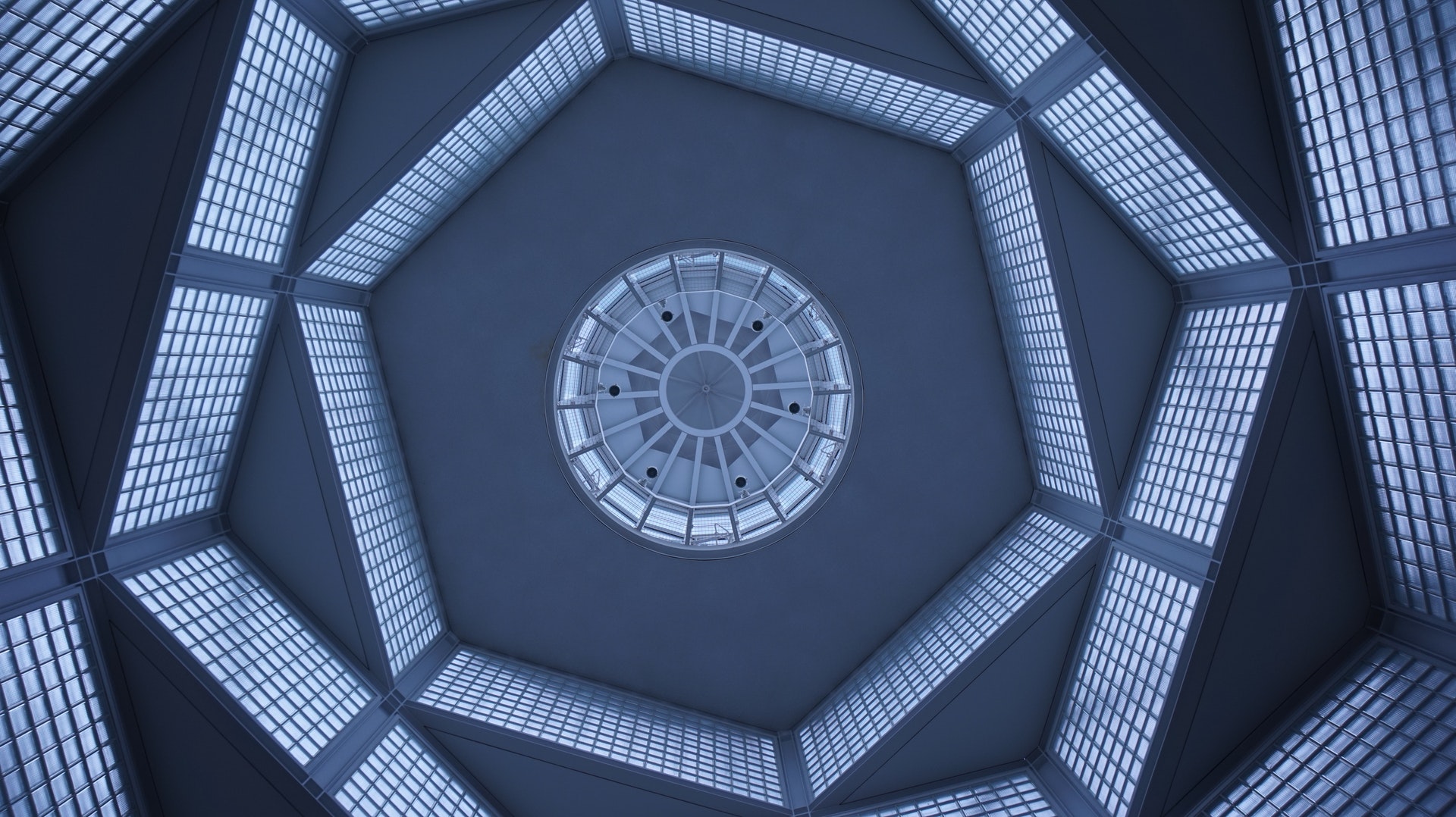 “معماری شروع می شود زمانیکه دو آجر با دقت روی هم قرار می گیرند.”