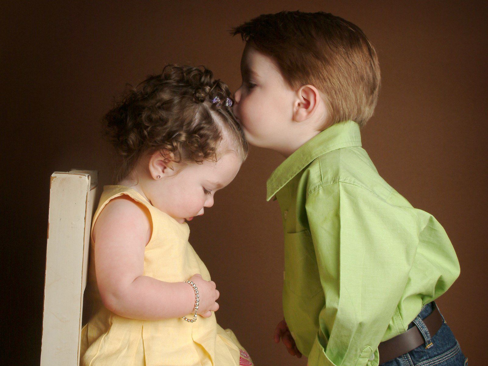 Cute_Little_Baby_Girl_And_Boy_Kissing_Wallpapers_HD_Desktop